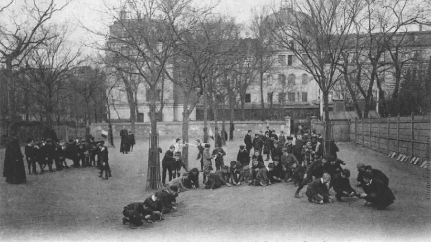 Garçons jouant dans la cour de l'établissement en 1983